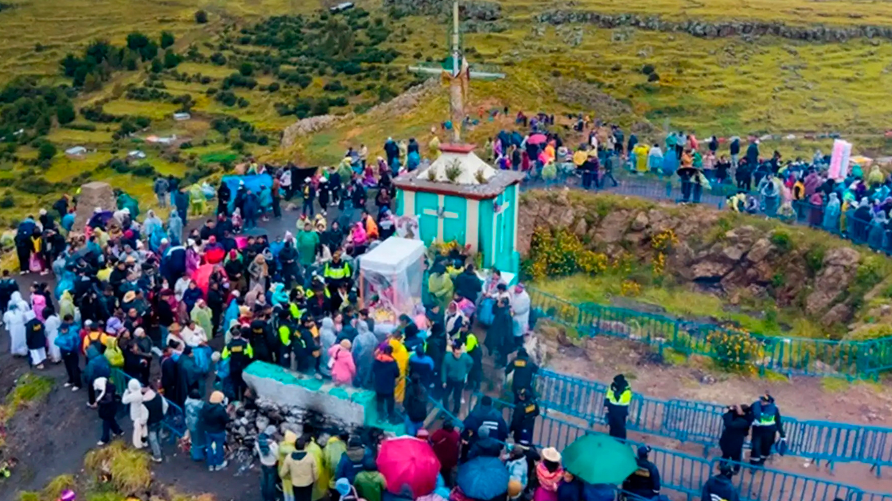 Puno: multitudinaria peregrinación al cerro Azoguini revive tradición del viacrucis andino